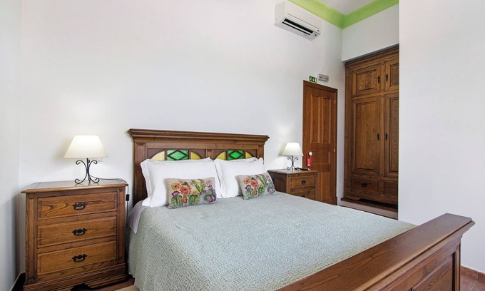 Espirito Santo Appartement | Chambre 'Quarto Verde -Vista Campo-com Pátio' avec piscine partagée, Wi-Fi et climatisation