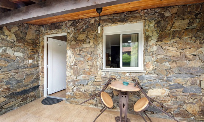 Armamar Appartement | Chambre 'Quarto 12 - Gojim Casa Rural' avec vue montagne, piscine partagée et Wi-Fi