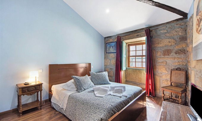 Armamar Appartement | Chambre 'Quarto 2 - Gojim Casa Rural' avec vue montagne, piscine partagée et Wi-Fi