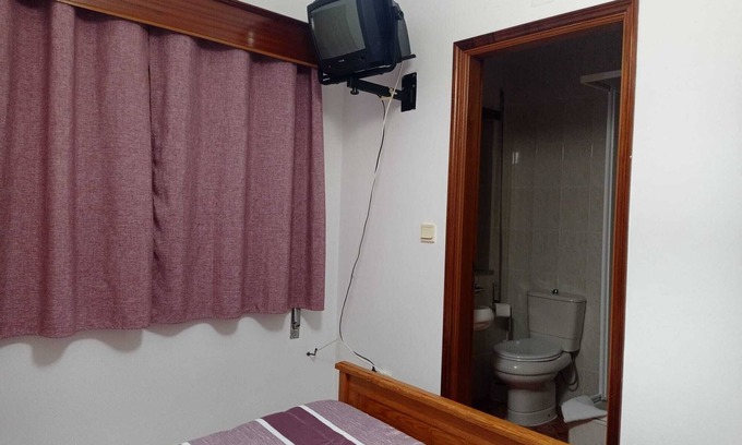 Castro Daire Appartement | Chambre 'Quarto 2 - Jorge Galinheiro' avec vue sur la montagne, jardin partagé et Wi-Fi