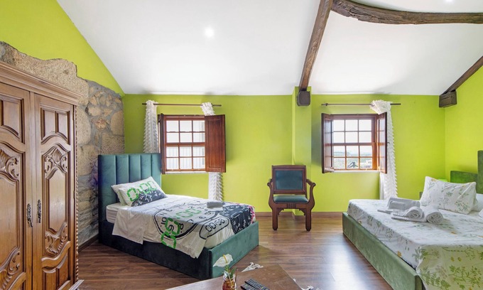 Armamar Appartement | Chambre 'Quarto 3 - Gojim Casa Rural' avec vue sur la montagne, Wi-Fi et climatisation