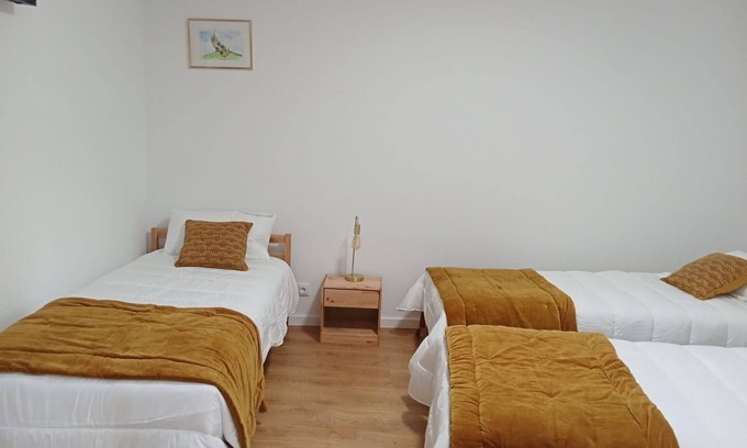 Coimbra Appartement | Chambre 'Quarto 5 Rc - Quinta Df' avec vue sur les montagnes, Wi-Fi et climatisation