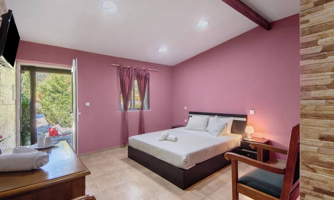 Armamar Appartement | Chambre 'Quarto 9 - Gojim Casa Rural' avec vue montagne, piscine partagée et Wi-Fi