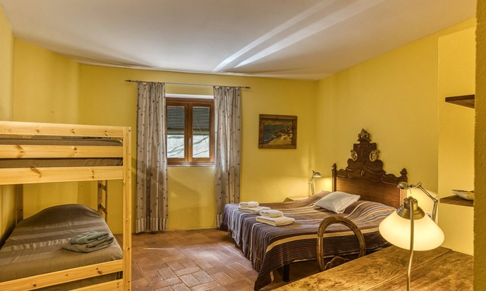 Borrassa Appartement | Room 'Sajolida' with Shared Pool, Wi-Fi and Air Conditioning