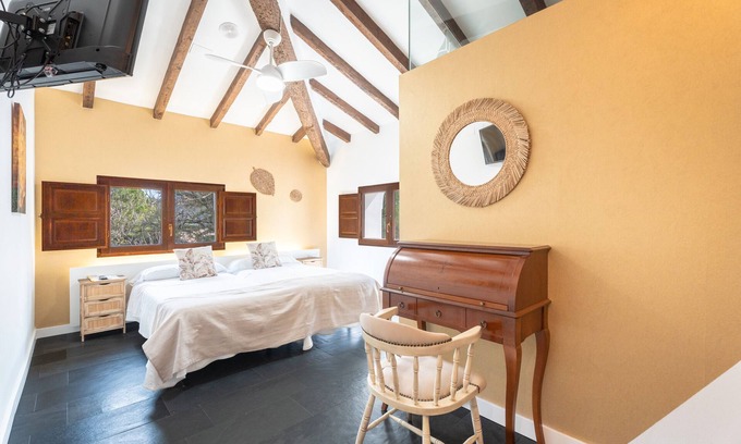 Navajas Appartement | Room 'Sol' with Mountain View, Wi-Fi and Air Conditioning