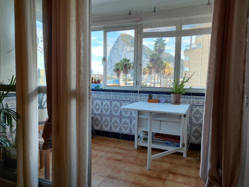 La Linea de la Concepcion Maison | Room with private bathroom in shared apartment 50m from Gibraltar