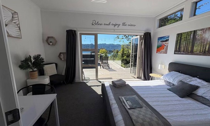 Lake Okareka Appartement | Room with Lake View at Ōkāreka, Rotorua – Large Deck, Spa & BBQ Retreat