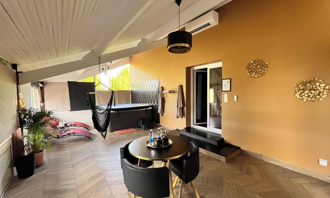 Caupenne Lit Et Petit-Déjeuner | Chambre avec spa et salle de cinéma privés