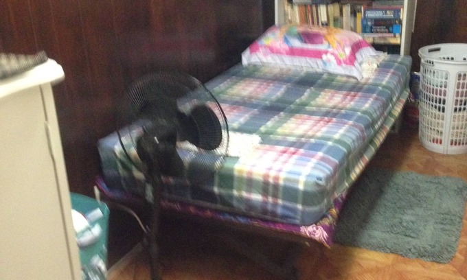 Binghamton Maison | Chambre avec TV, bureau, penderie, lit, commode. Peut dormir deux confortablement.