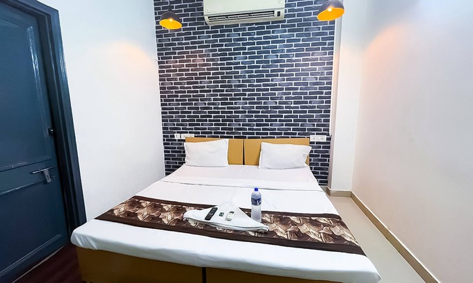 Block D Hôtel | Roomshala 116 Krishna Villa