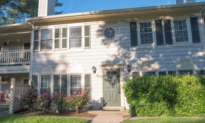 Germantown Copropriété | Roomy 2BR/2BA + Loft & Balcony in Germantown