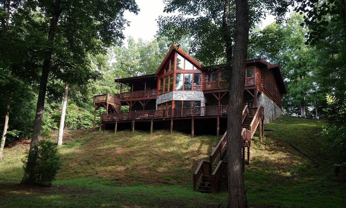 Rutherfordton Appartement | Roomy entire private lower level of log cabin on Green River, 6 min to TIEC.