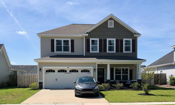 Leland Maison | Roomy house close to the beaches! Community pool +bar room and garage