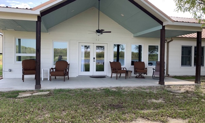 Canton Appartement | Roomy Master Suite - Perfect for 2-3 adults OR 2 adults 1 child, min age 8 yrs