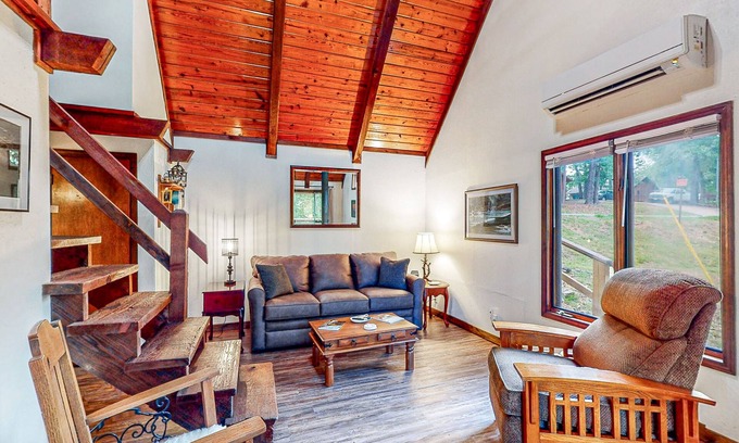 Beaver Shores Cabine | Roomy mountain-view cabin with a loft, wrap-around deck, WiFi - dogs OK