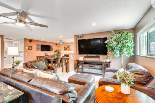 Drexel Heights Maison | Roomy Tucson Home with Hot Tub and Pickleball Court!