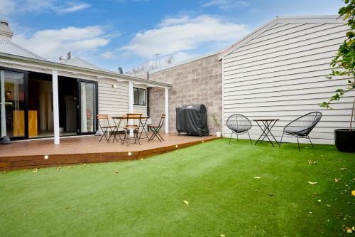 St Kilda Maison | Rosa 2BR w Large Garden Near St Kilda Beach
