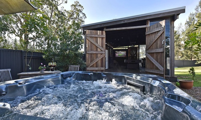 Broke Appartement | Rose Cottage Studio Romantic or Solo Getaway. Spa, Games Room