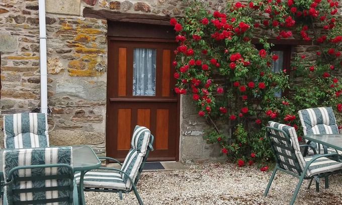 Saint-Connec Cottage | Rose Gite Le Cosquer St Connec