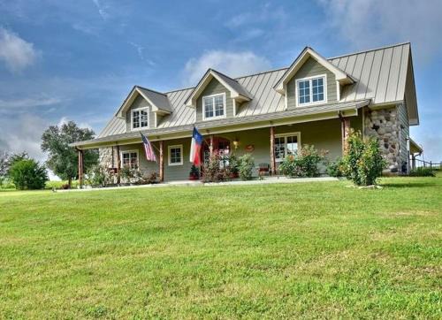 Brenham Maison | Rose Hill Farms- Relax at Your 12 Acre Farmhouse Retreat !