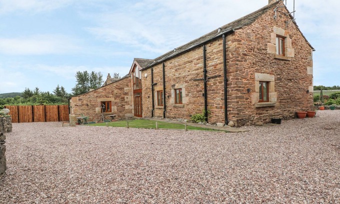 Chorley Cottage | ROSE HIPS BARN, animaux de compagnie, avec un jardin à Wheelton, Ref 968773