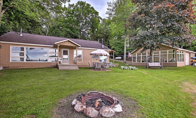 Le Roy Cabine | Bord de l'eau Rose Lake Cabin w / Fire Pit, Dock, Bateaux