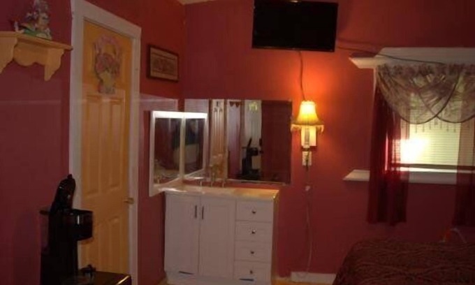 Canton Hôtel | Rose Red in Rustic setting