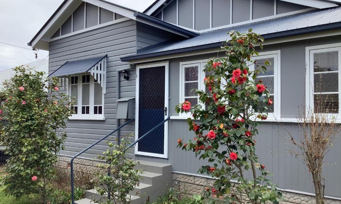 Stanthorpe Maison | Rosellas on Corundum Cottage - treat yourself!