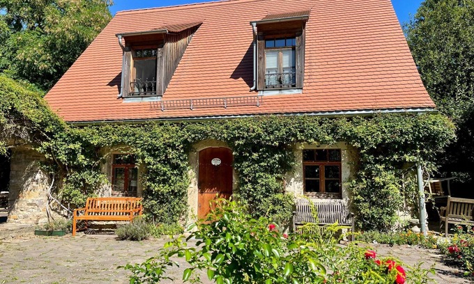 Falkenhain Maison | Rosencottage by Interhome