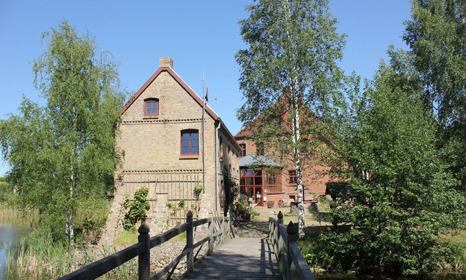 Gielow Maison | Rosenhaus (à gauche) du château à douves de Liepen