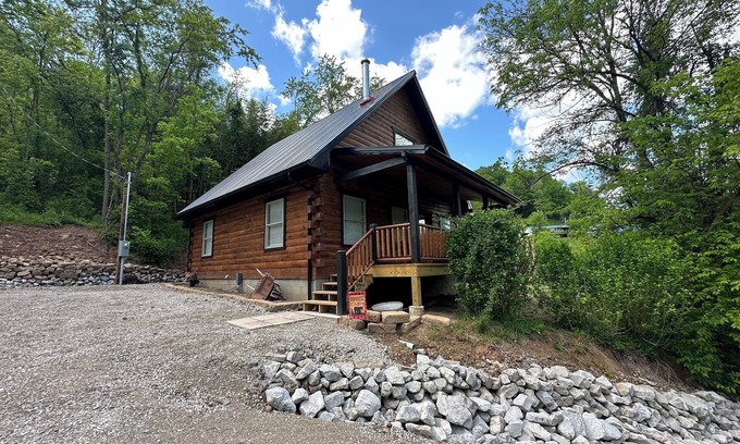 Spring Hill Cabine | Rosie's Cabin is an authentic log cabin located just 10 minutes from Charleston.
