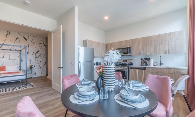Central Business District Appartement | Rosy Retreat with NYC Views by the train! Free Parking+3 beds. ✨20% OFF 7days✨
