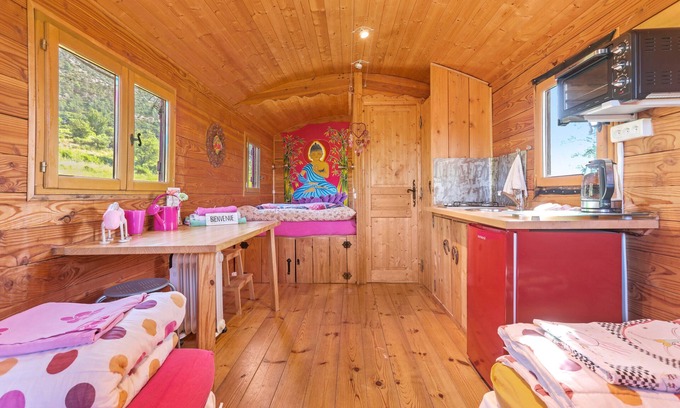 Bargeme Appartement | Roulotte Ferme St Pierre avec jardin privé