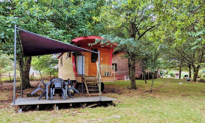 Saint-Pardoux Cabine | Roulotte La Vert-Dîne in the heart of nature, 5 minutes from St Pardoux lake.