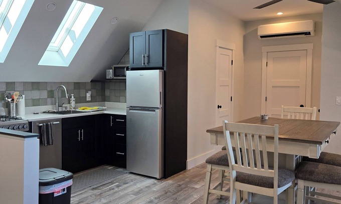 Round Pond Appartement | Round Pond Maine - Charming 1-bedroom apartment with AC, WiFi and ocean view.