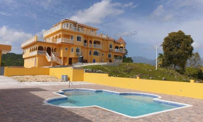 Saint Margarets Bay Maison | Round View Guest House