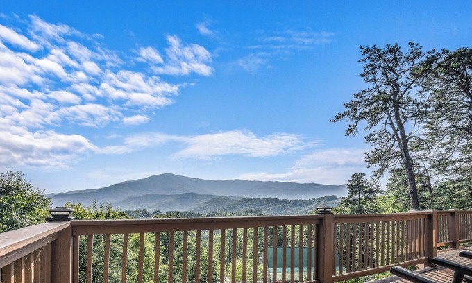 Wears Valley Cabine | Roundtop Mtn Ridge: Free Attraction Tickets, Jetted Bathtub, Pool Table & Mountain Views