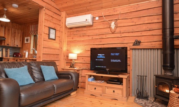 Taynuilt Chalet De Ski | Rowan Log Cabin - stylish & welcoming, private hot tub
