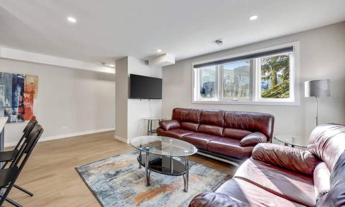 Southwest Calgary Appartement | Roxboro #3 Trendy Central 2BR Home Parking, Wifi