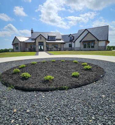 Brenham Villa | Roxell Ranch-A Country Retreat 12 Guests 6 beds