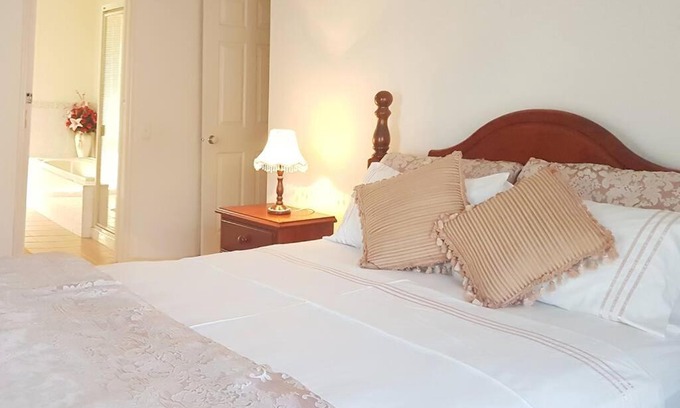 Roxburgh Park Maison | Roxy - A Spacious Cosy Getaway - Near Mel Airport