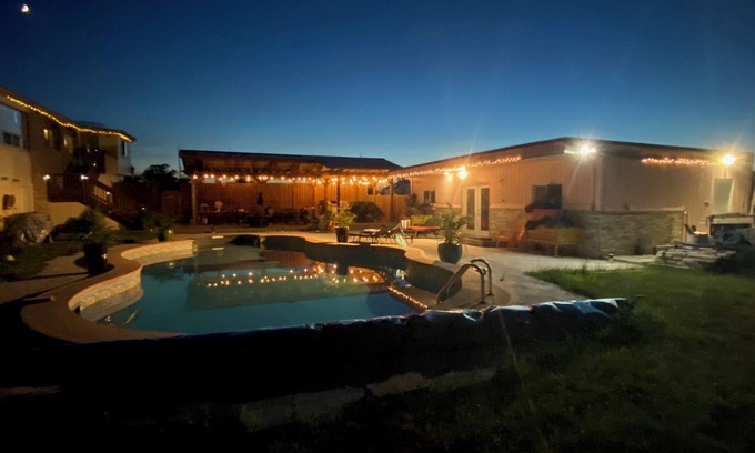 Lincoln Lit Et Petit-Déjeuner | Royal BnB #1 w/private attached bath and kitchenette. @Royal DeMaria's Winery