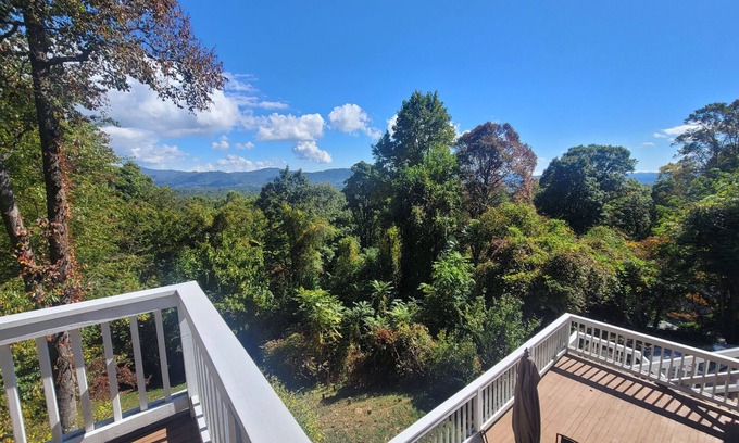 Royal Pines Maison | Royal Cottage Mountain Views, Deck & Close to Downtown AVL, Dog Friendly