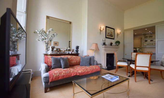 Upper Town Appartement | Un appartement géorgien classique de 2 chambres avec vue sur le Royal Crescent