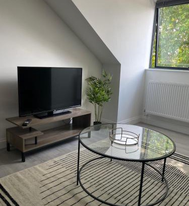 Brentwood Appartement | Royal Oak 7 - FREE PARKING - Sleeps 5 - Perfect for Contractors - Near Shops - Wi-Fi - Long Term Stays