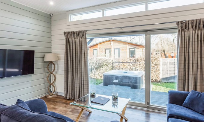 Harlow Appartement | Roydon Two Bedroom Lodge with Hot Tub (Pet)