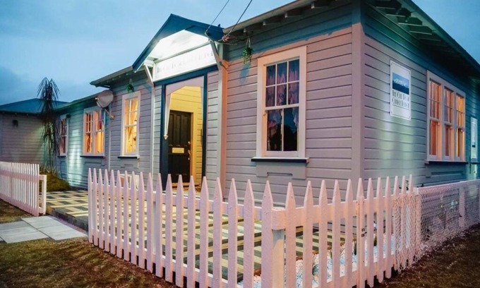 Owhango Maison | Ruapehu District's bespoke 5-star historic OLD POST OFFICE 6-7 Bdr Holiday Home