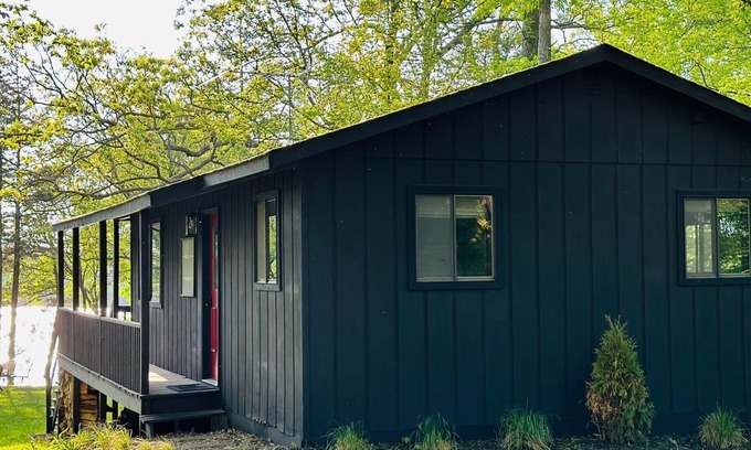 New London Cabine | Ruby's Red Door Retreat on Swenson Lake welcomes you to serenity