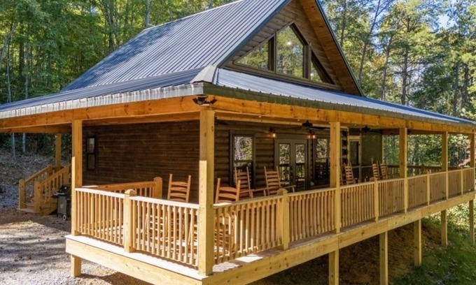 Tellico Plains Maison | Ruby's Retreat - 1 Bedrooms, 1.5 Baths, Sleeps 8 by RedAwning