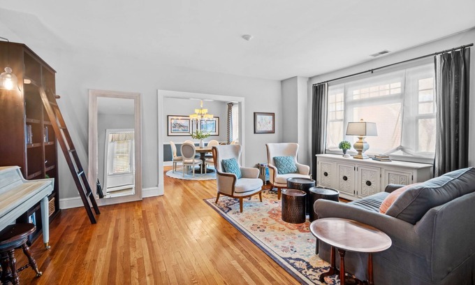 Western Springs Maison | Ruby’s Retreat - 4BD/3BA+Office in Western Springs